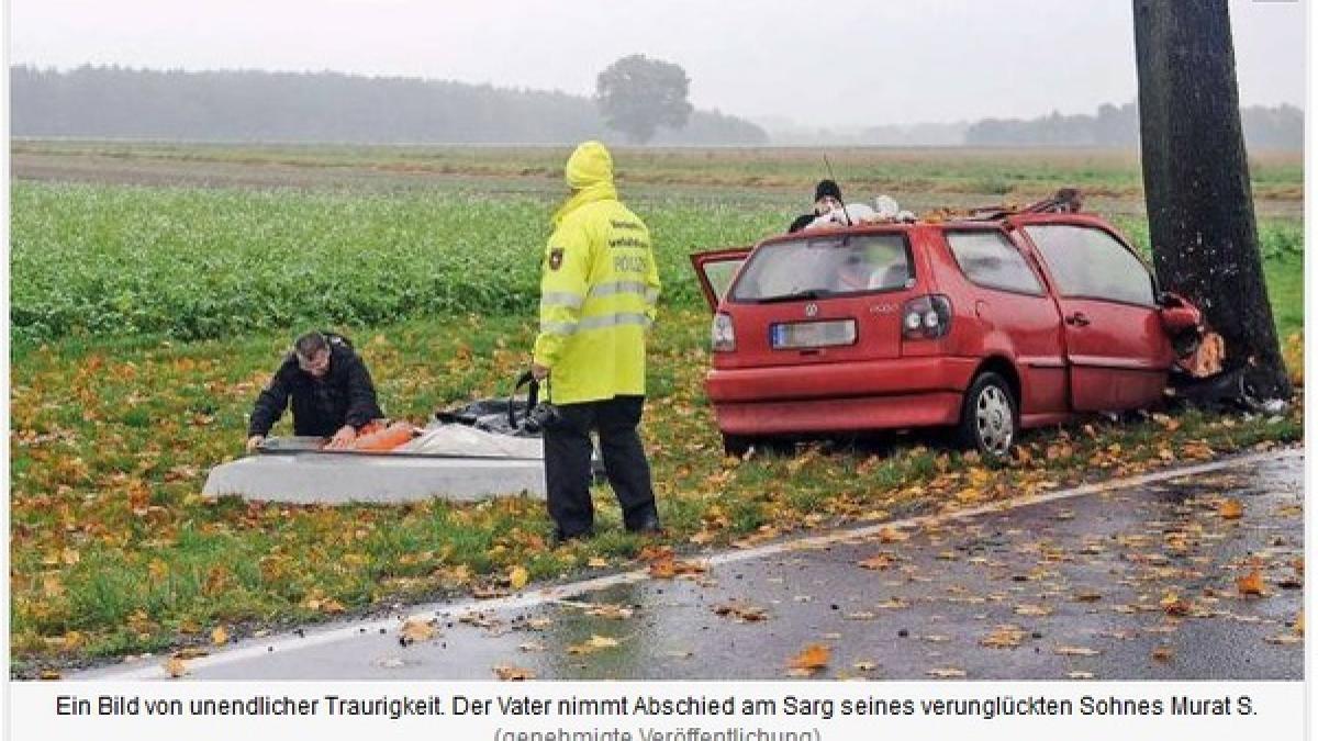 Imagine înduioşătoare în Germania. Un tată îşi ia rămas bun de la fiul decedat într-un accident rutier