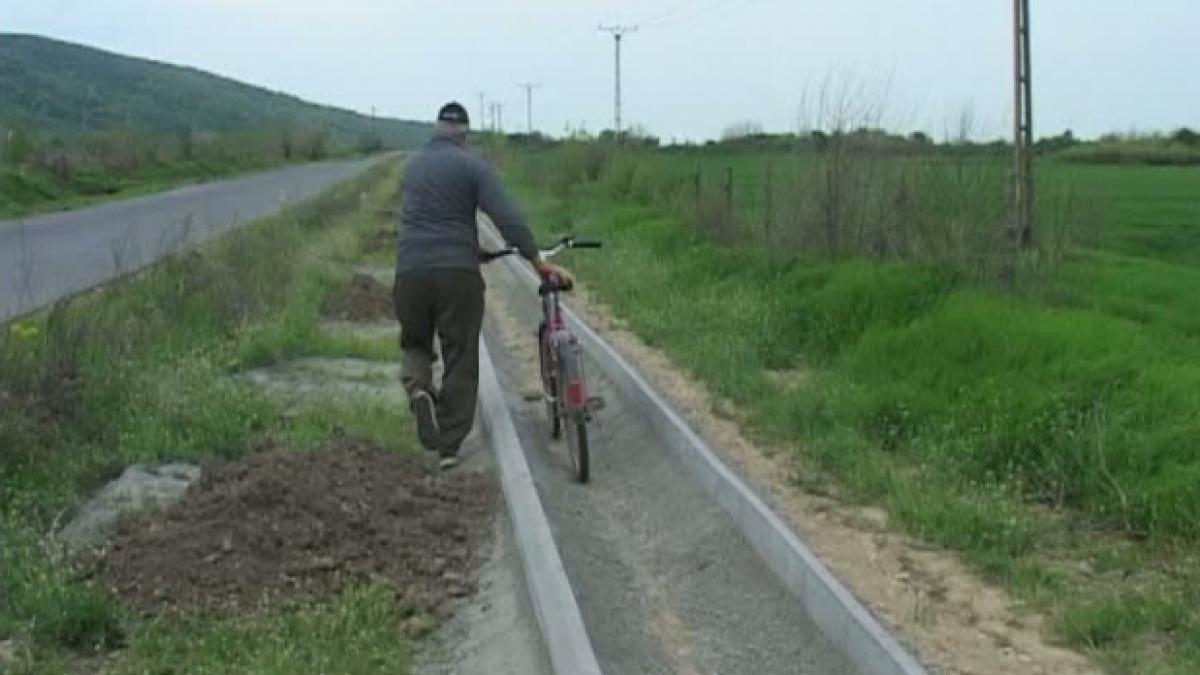 România, fruntaşă la proiecte stupide. Arădenii au ajuns să construiască TROTUARE în mijlocul CÂMPULUI