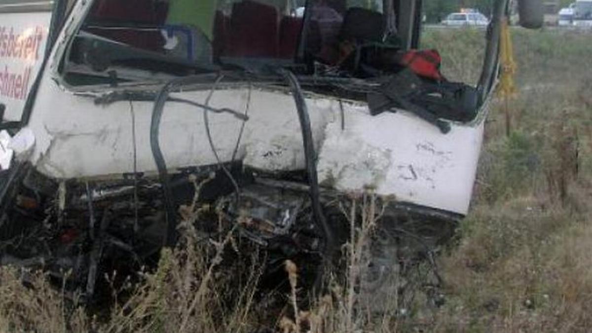 Un autobuz în care se aflau 12 persoane, implicat într-un accident în Timiş