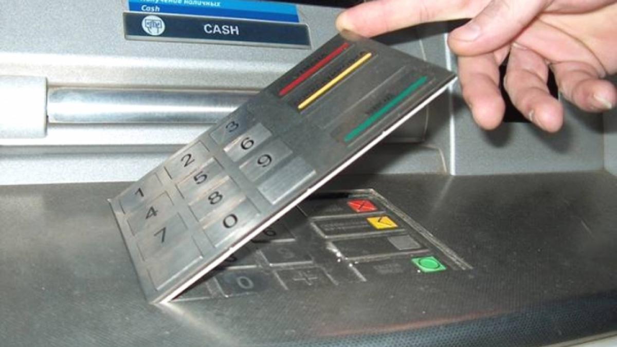 Doi români, acuzaţi că furau bani din bancomate, au fost prinşi în flagrant de FBI