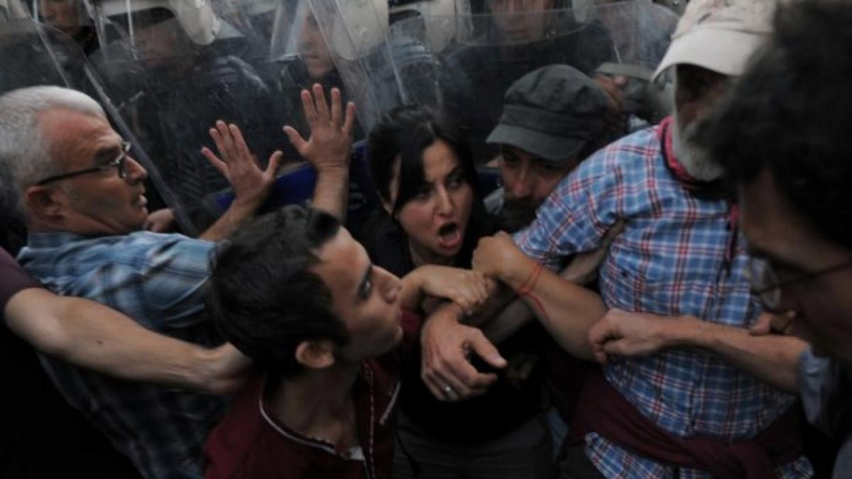 Proteste VIOLENTE la Ankara. Studenţii dintr-un campus universitar SE OPUN construcţiei unei străzi