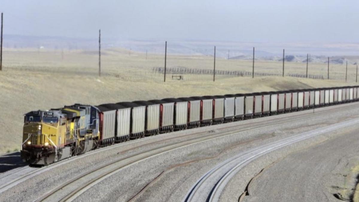 Un tren care transporta PETROL A DERAIAT ŞI A LUAT FOC