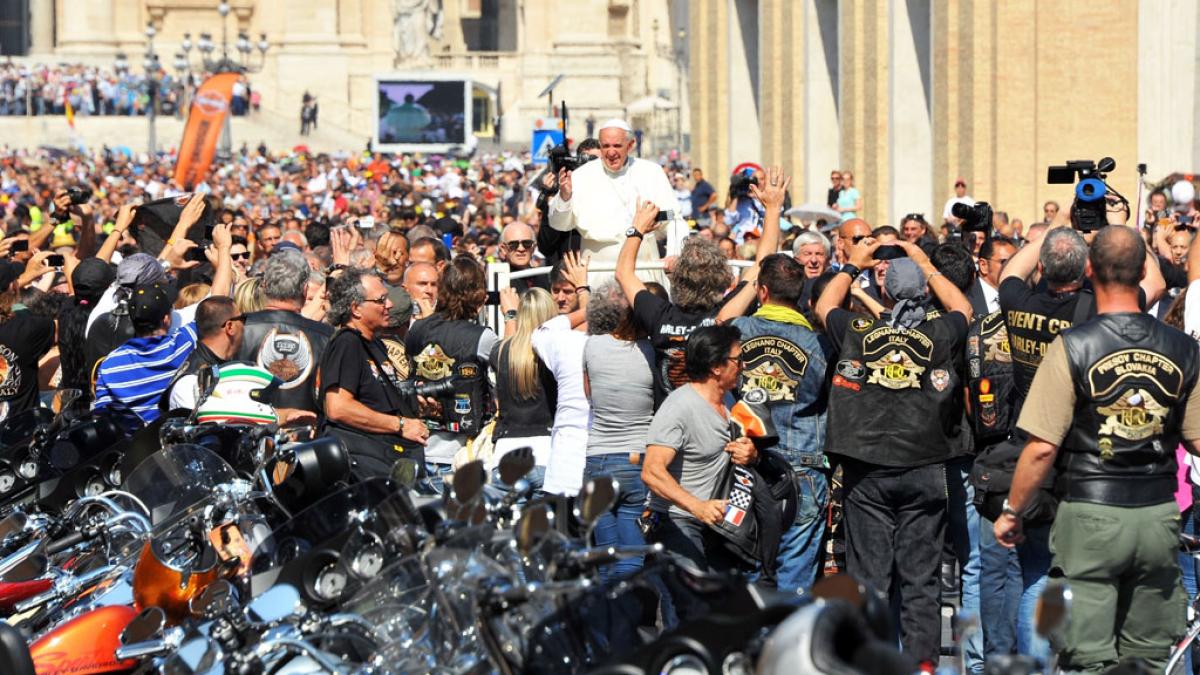 Papa Francisc îşi scoate la licitaţie motocicleta Harley Davidson