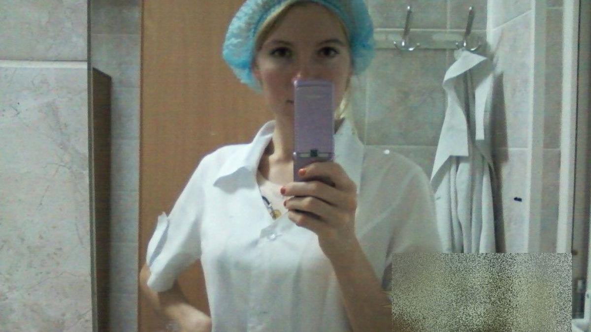 Ce face această ASISTENTĂ în spital, în timpul orelor de muncă. Fotografiile postate pe internet sunt ŞOCANTE