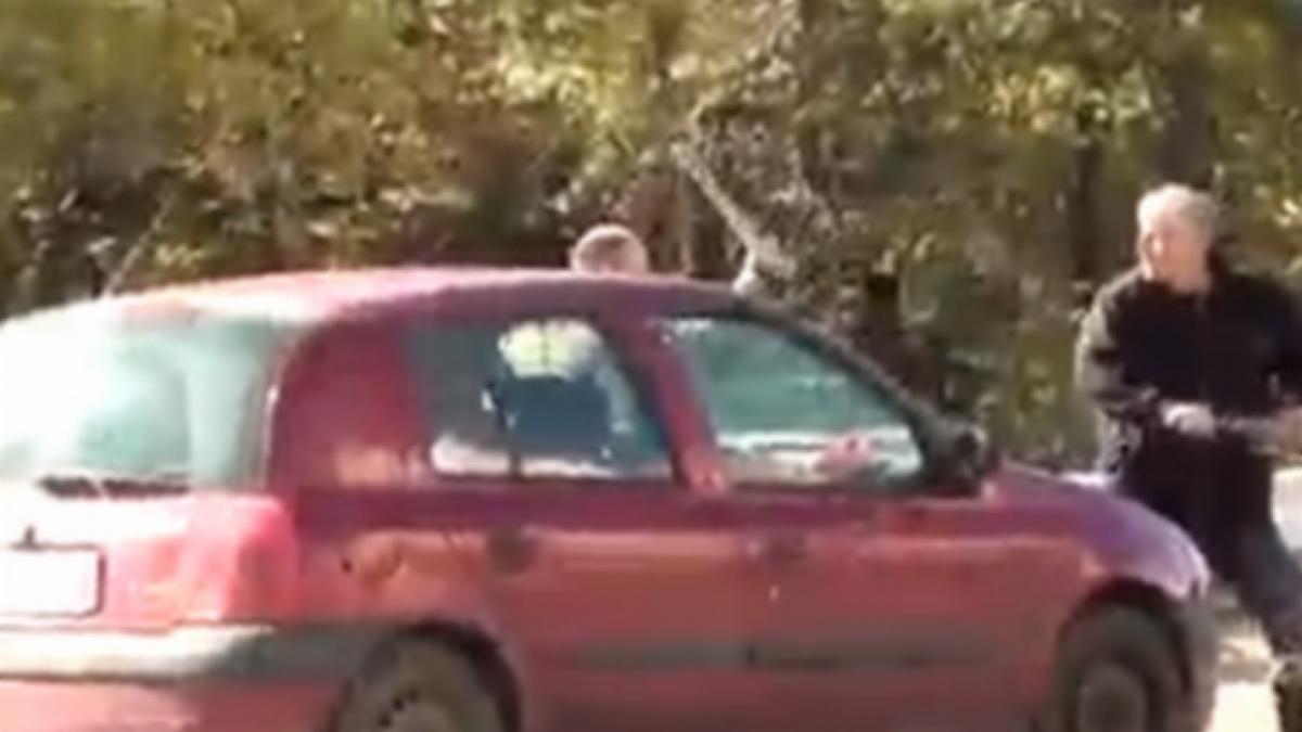 Duel în stradă. Bătaie cu bâte între doi bărbaţi aflaţi în trafic