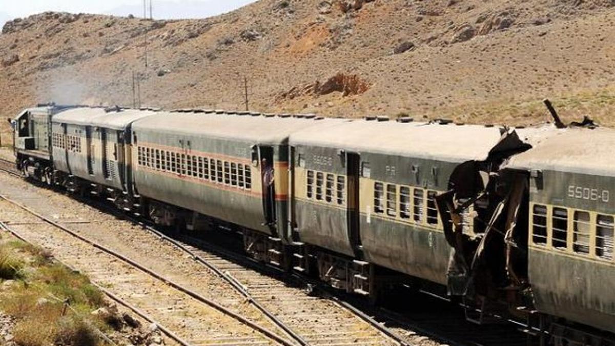 Explozie într-un tren de călători din Pakistan. 6 persoane şi-ai pierdut viaţa