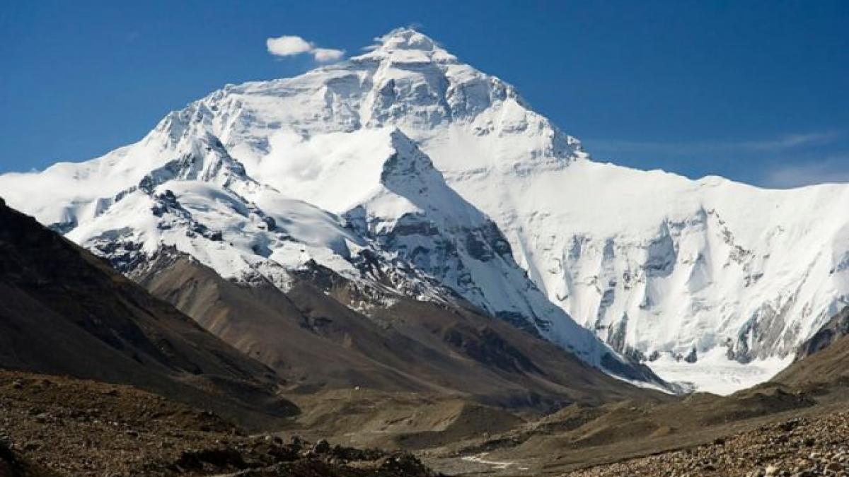 O echipă de tineri alpinişti români va încerca să cucerească Everestul în 2014