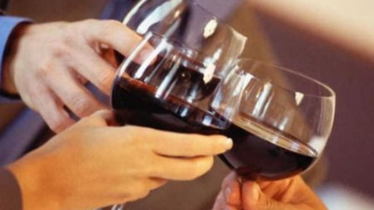 Petrecere cu alcool şi lăutari, la primărie. Presa a încurcat planurile edilului