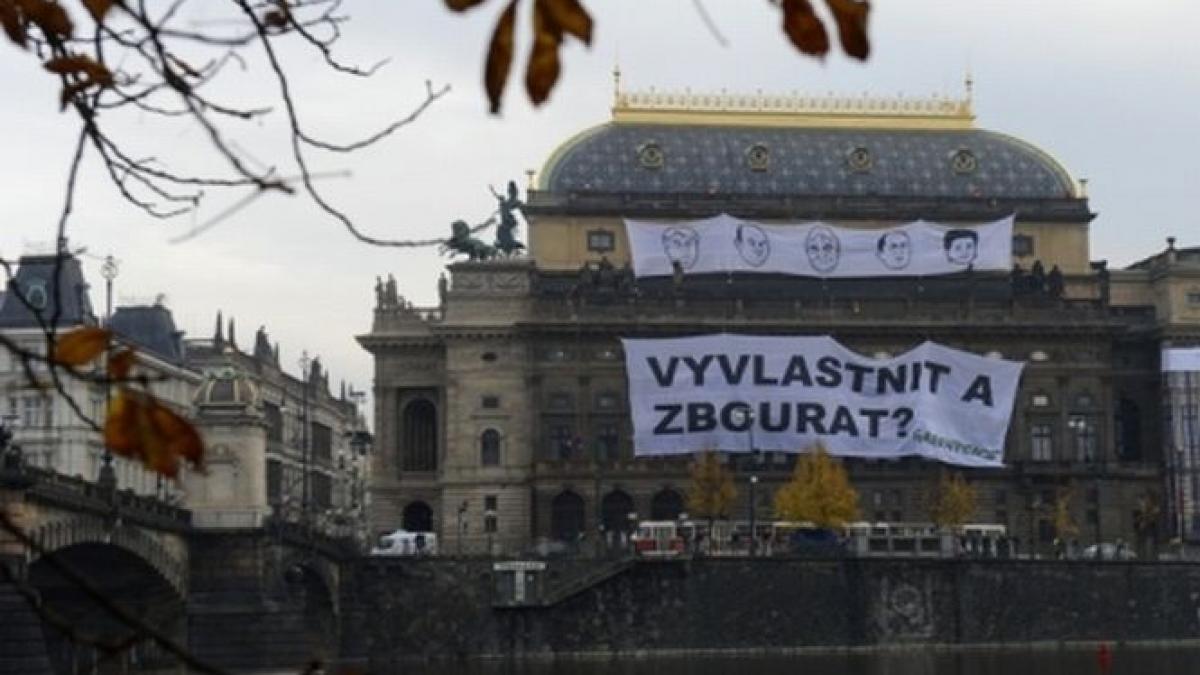 Activiştii Greenpeace s-au căţărat pe clădirea Teatrului Naţional din Praga