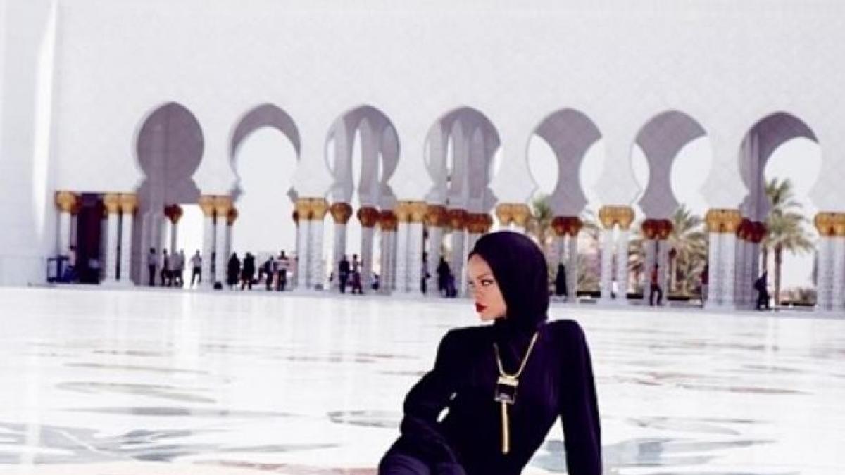 Rihanna, dată afară din moscheea din Abu Dhabi după o şedinţă foto &quot;inadecvată&quot;