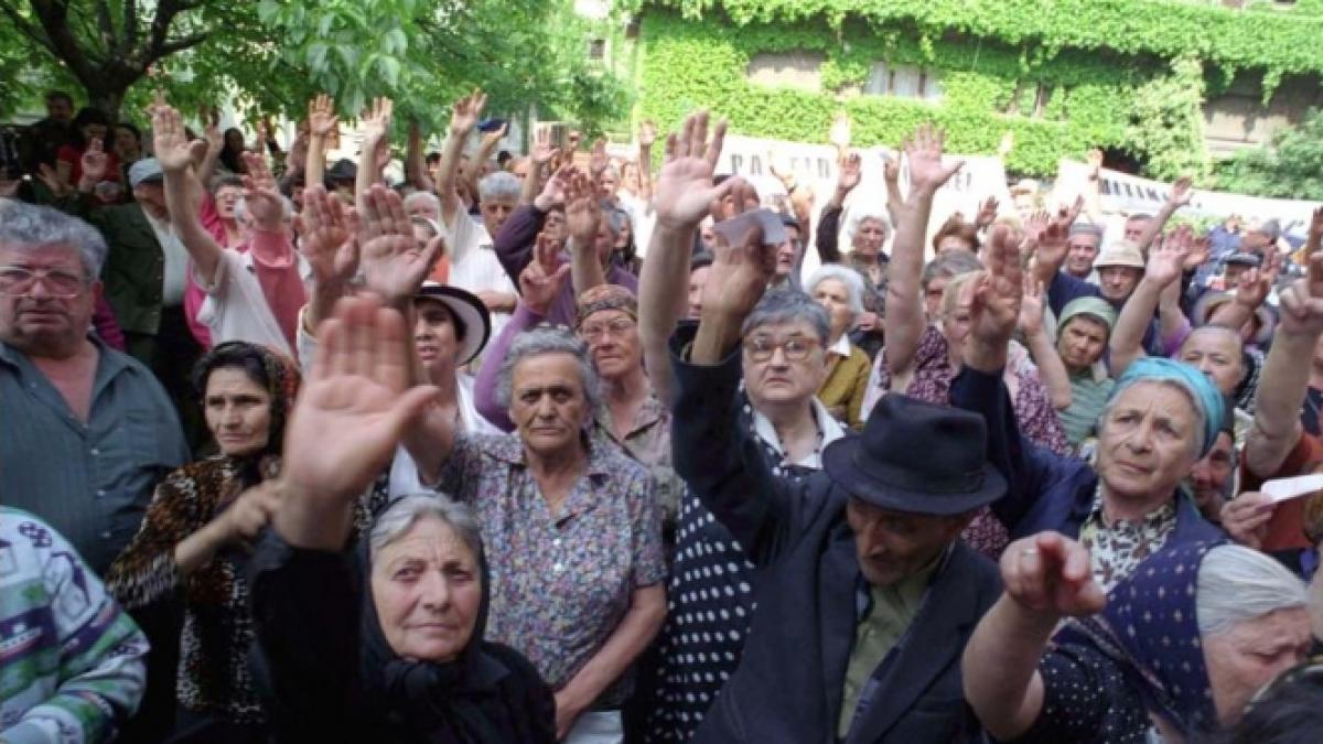 Casiera unei Case de Ajutor Reciproc, acuzată că a luat credite în numele unor pensionari. Zeci de bătrâni s-au trezit buni de plată