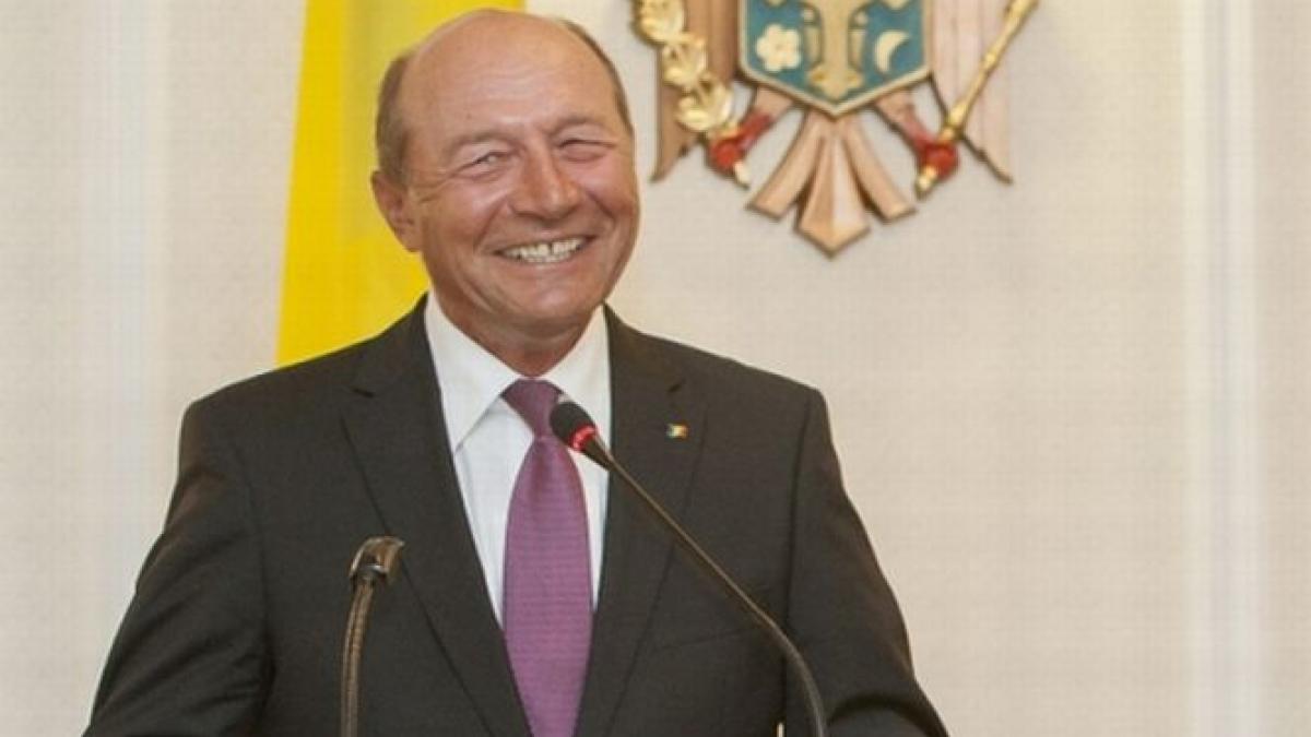 Băsescu, întrebat dacă se gândeşte să devină profesor: &quot;Cine îmi dă mie un DOCTORAT? Nu sunt calificat, măi copii!&quot;