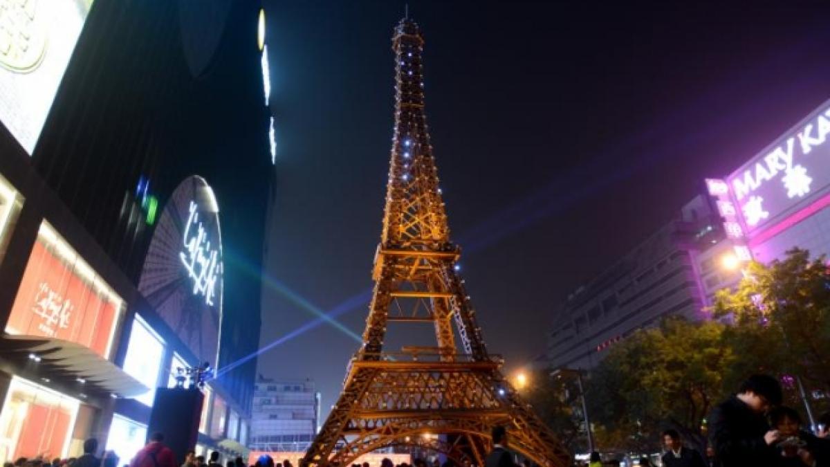 PROTEST Greenpeace la Turnul Eiffel