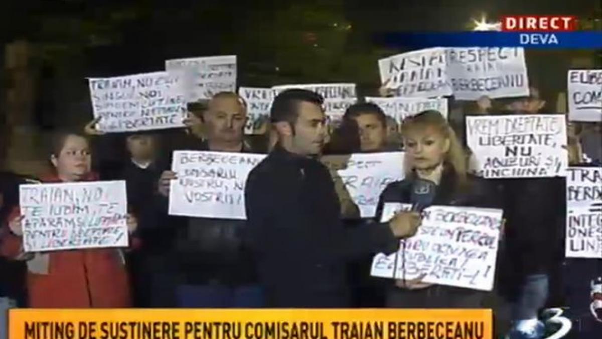 Mitingul de susţinere a comisarului-şef Traian Berbeceanu nu s-a încheiat nici la această oră. Peste 300 de persoane protestează la Deva