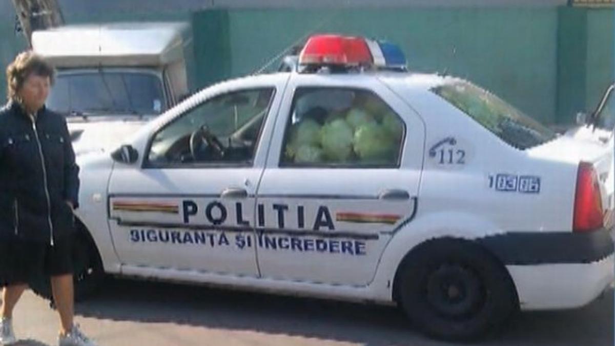 O maşină de Poliţie, burduşită cu varză, surprinsă în trafic