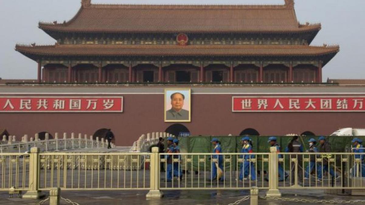 Cinci oameni au murit, după ce un vehicul a intrat în mulţimea adunată în piaţa Tiananmen din Beijing