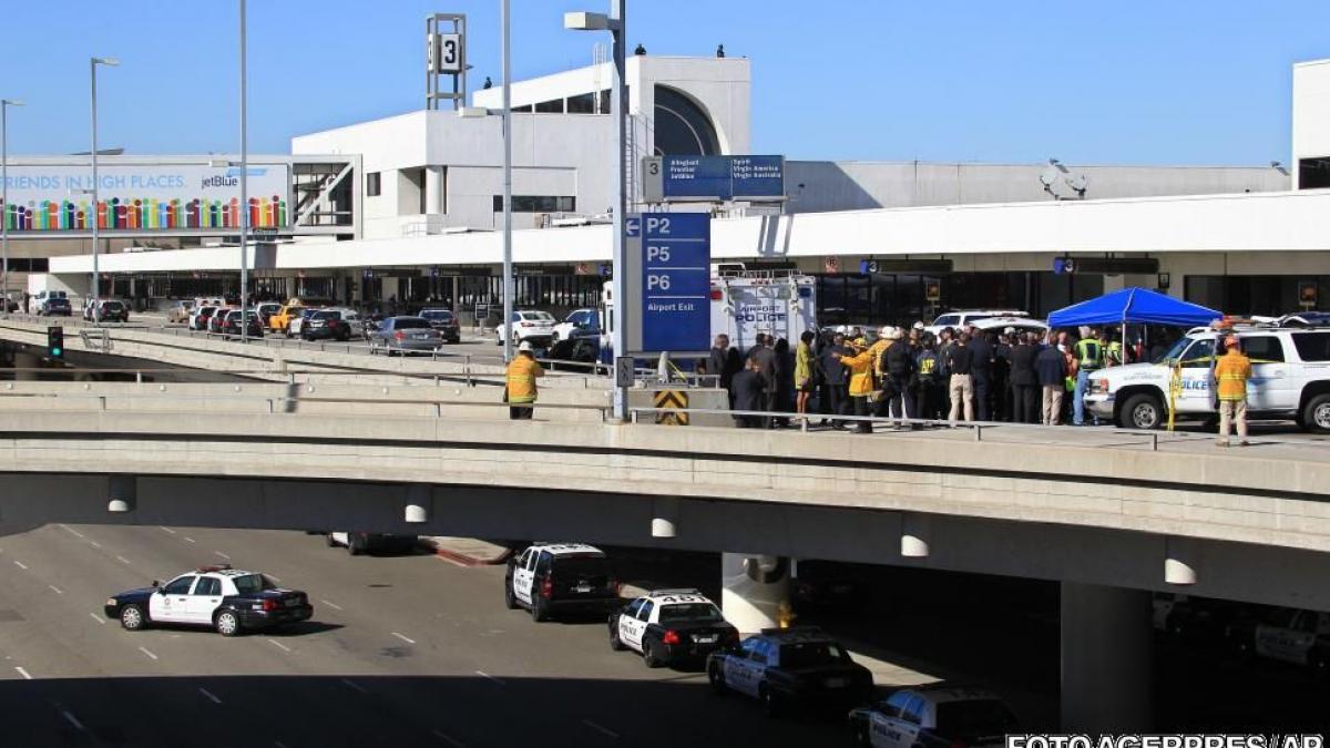 GALERIE FOTO: Atac armat pe aeroportul din Los Angeles. Un ofiţer TSA a fost ucis şi mai multe persoane au fost rănite