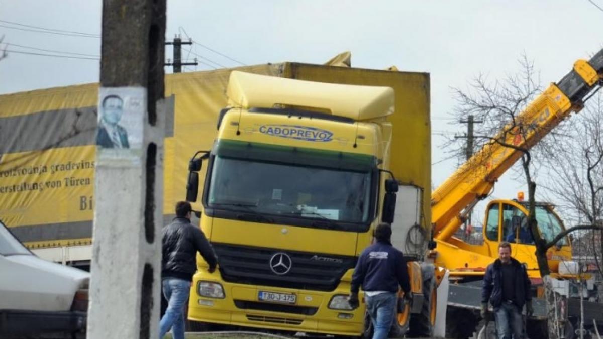 Trafic blocat pe Valea Oltului, după ce un TIR încărcat cu oi s-a răsturnat pe şosea