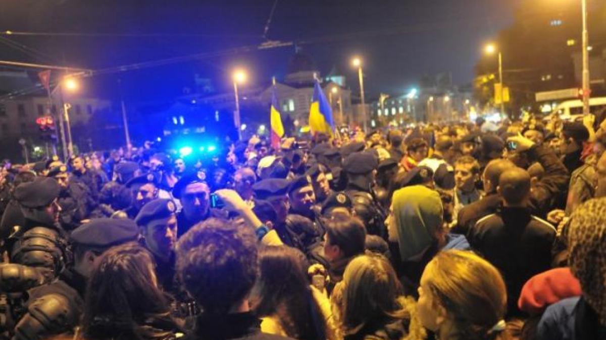 A zecea duminică de proteste faţă de proiectul Roşia Montană. Protestatarii, în marş spre Palatul Cotroceni