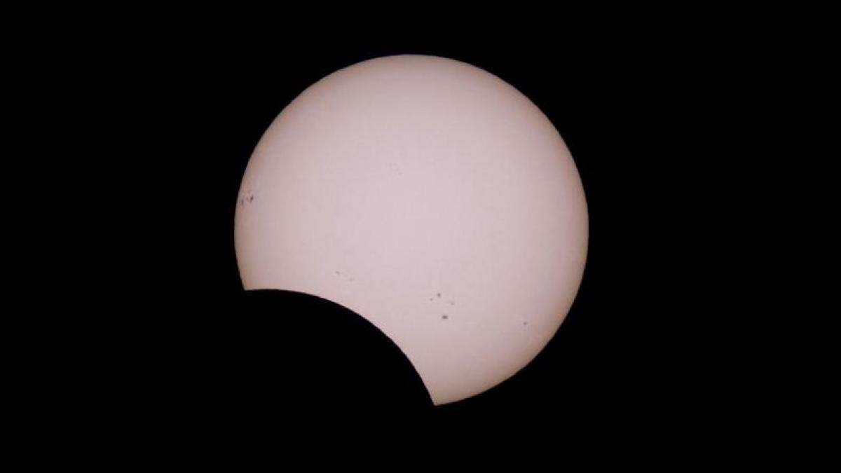 Imagini spectaculoase din timpul eclipsei de Soare ce a putut fi observată din America, Europa şi Africa