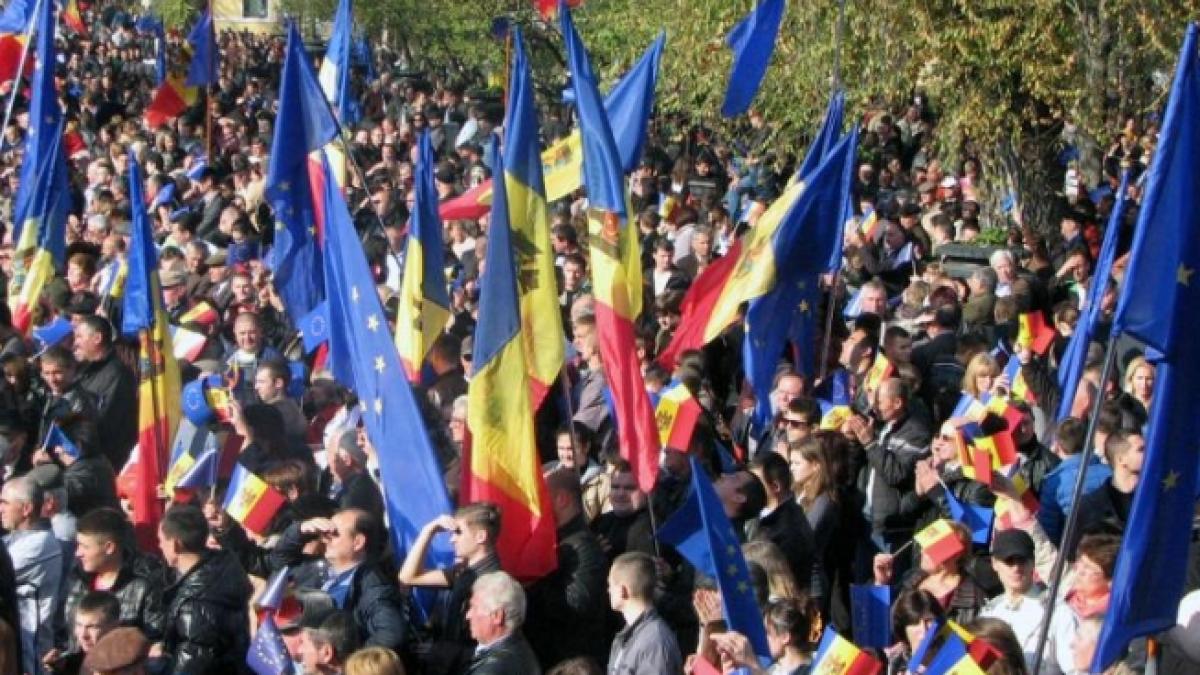 SUTE DE MII DE OAMENI au ieşit pe străzile din Chişinău pentru a cere apropierea faţă de UE