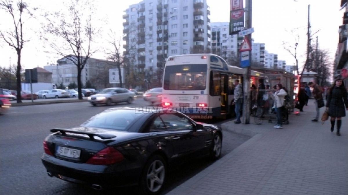 Acest şofer i-a înfuriat pe mulţi ieşeni. Ieri toată ziua şi-a lăsat maşina în acest loc