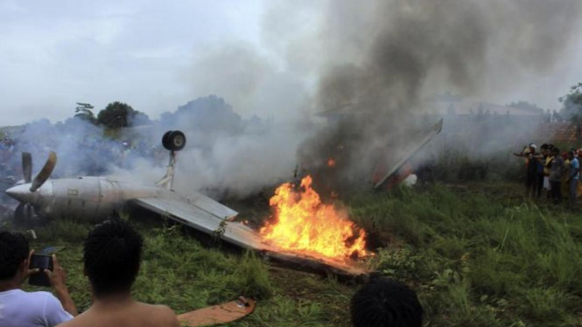 Un avion de pasageri S-A RĂSTURNAT în timpul aterizării. 8 oameni au murit