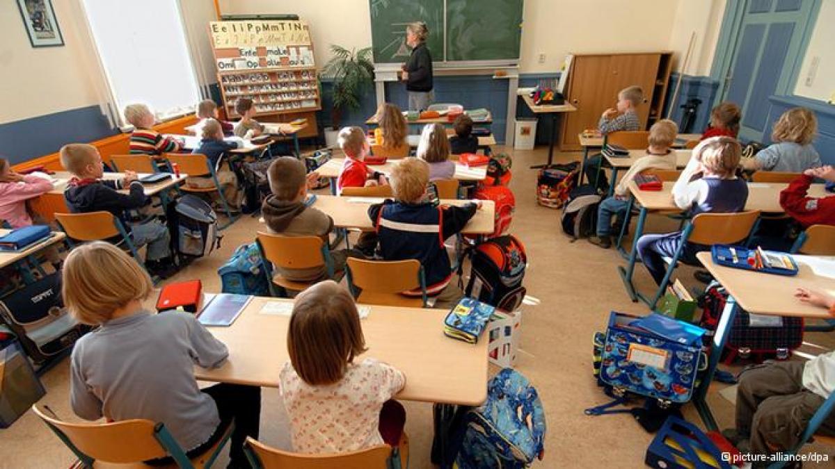 Profesorii din România sunt mai PROST plătiţi decât şoferii. Dascălii români au salariile de 13 ori mai mici decât profesorii germani