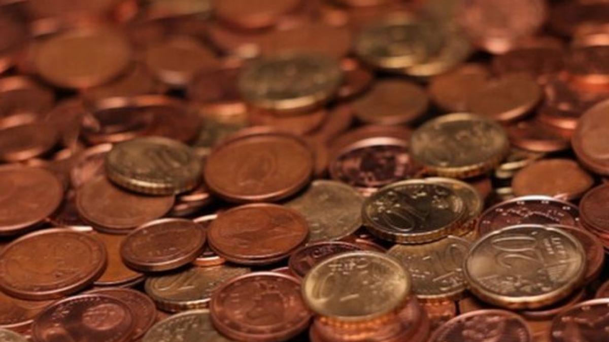 Leul a scăzut în faţa euro, dar s-a apreciat comparativ cu dolarul. Vezi cursul BNR