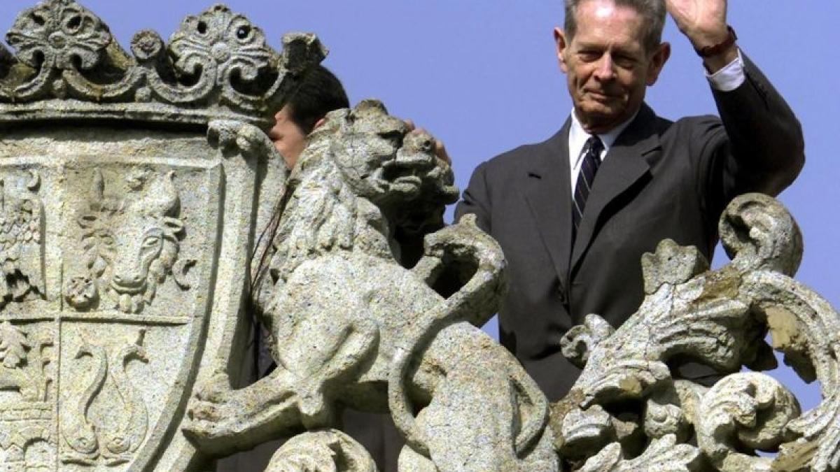 LA MULŢI ANI, MAJESTATE! Regele Mihai I şi-a salutat vizitatorii veniţi la Palatul Elisabeta cu ocazia zilei sale onomastice