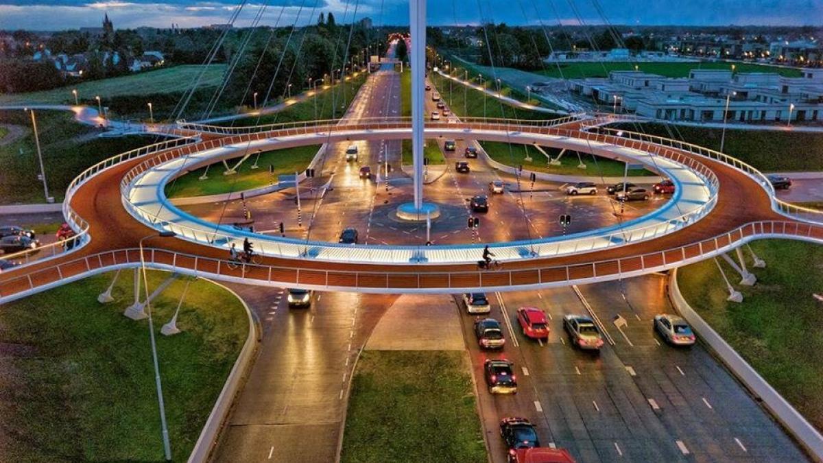 Minunea construită în Olanda, care arată cât de dezvoltată este această ţară. Sensul giratoriu suspendat pentru BICICLIŞTI