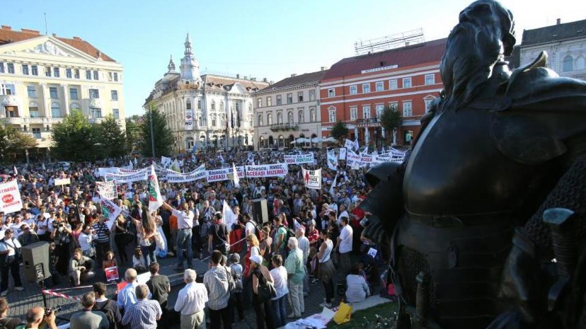  &quot;Roşia, Roşia vine revoluţia&quot;. Peste 500 de manifestanţi anti-Roşia Montană au blocat traficul în centrul Clujului