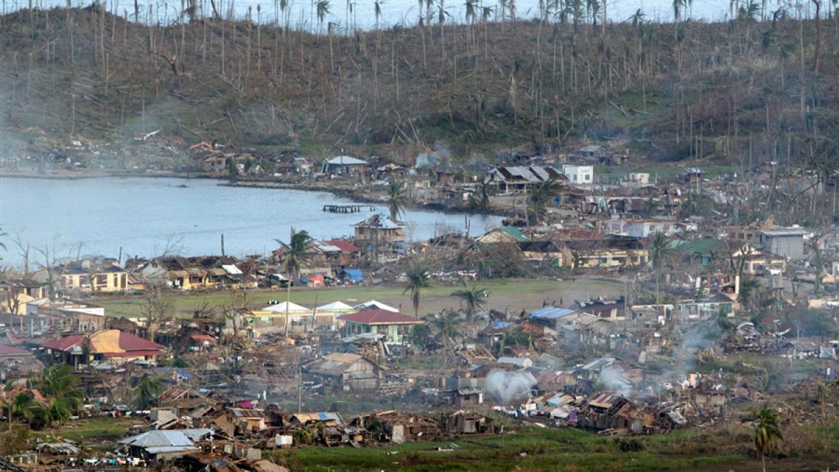 BLESTEMUL care a căzut peste Filipine în această dimineaţă. Un CUTREMUR a zguduit ţara distrusă de taifunul Haiyan