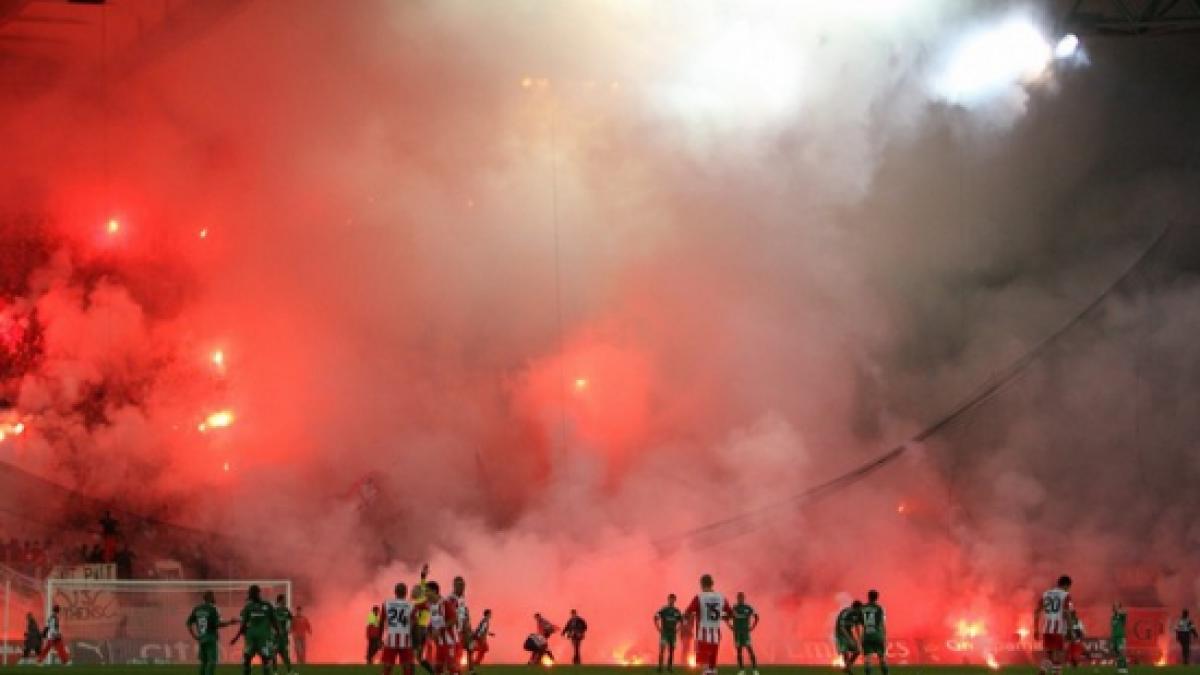 Cinci luni de închisoare, cu suspendare, pentru opt suporteri români. Au încercat să introducă fumigene pe stadion la meciul România-Grecia