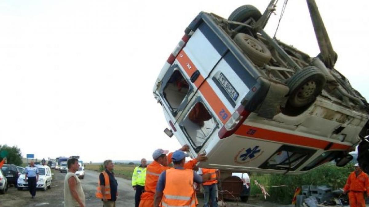 Un autobuz a intrat într-o ambulanţă care se afla în misiune