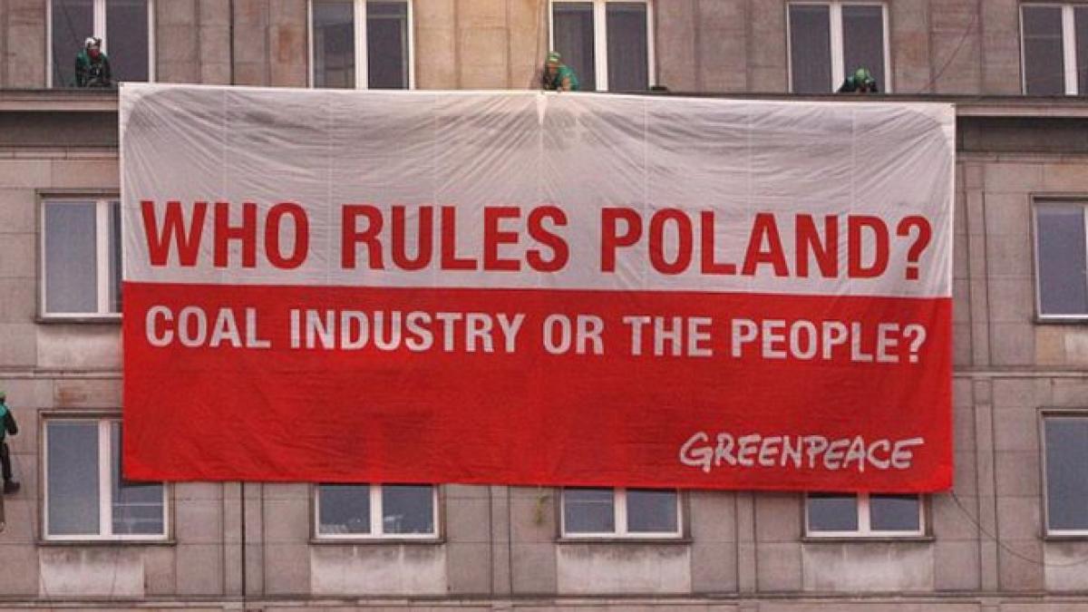 Ministerul polonez al Economiei, ocupat de Greenpeace. Zeci de protestatari, pe acoperişul instituţiei