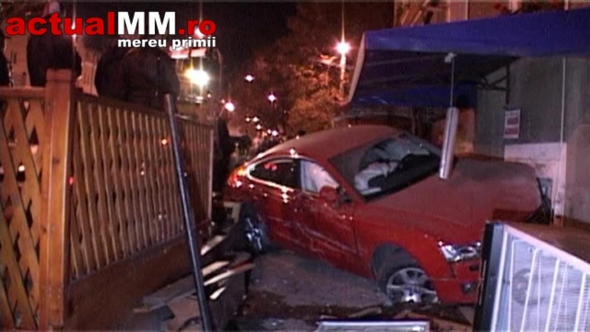 Accident ca în filme, pe un bulevard din Baia Mare. Două maşini s-au ciocnit, iar una din ele s-a înfipt într-un magazin alimentar