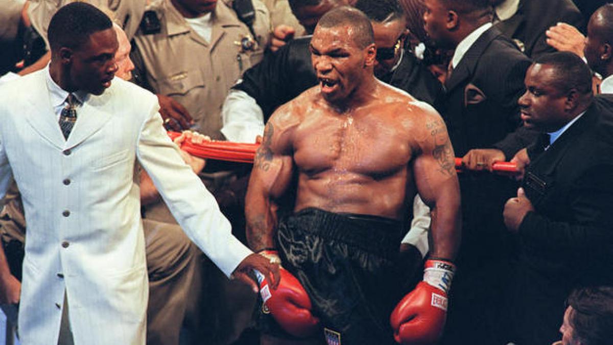 După 16 ani, Mike Tyson a înapoiat bucata pe care a muşcat-o din urechea lui Evander Holyfield