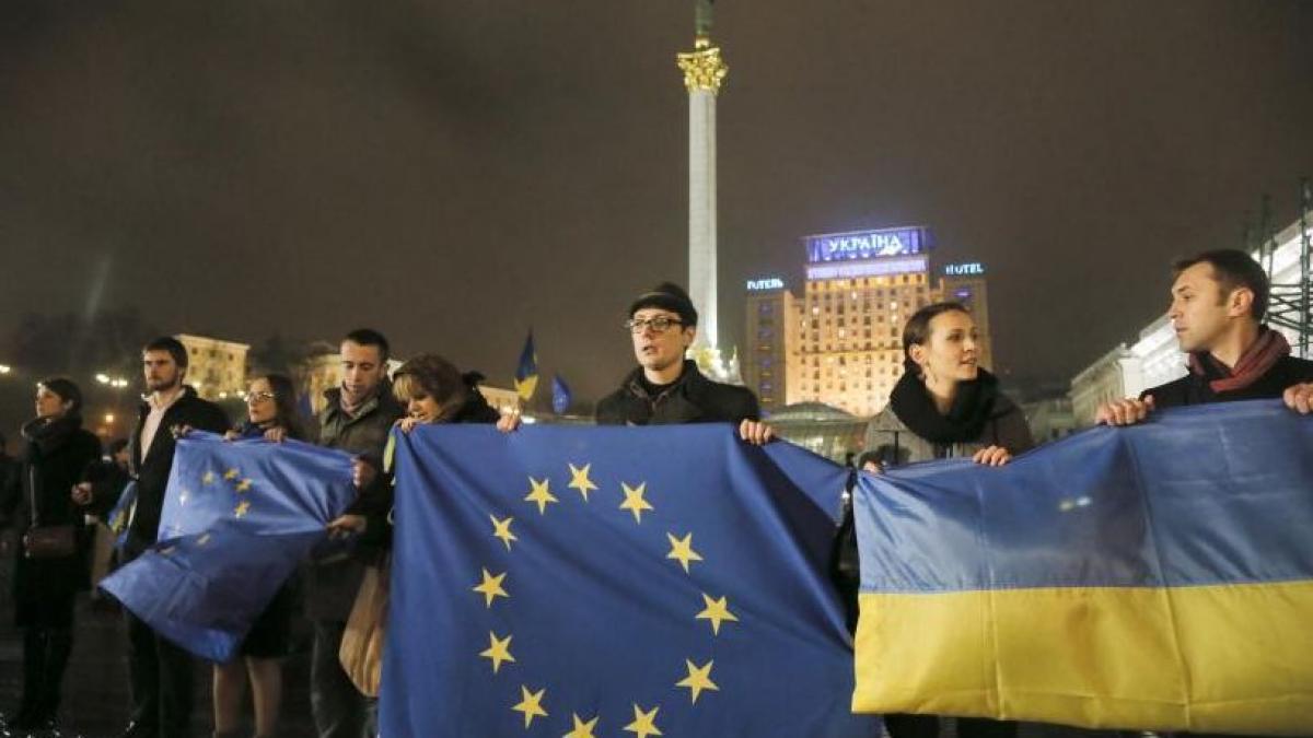 Mii de persoane au protestat la Kiev în urma deciziei Guvernului de-a renunţa la acordul cu UE