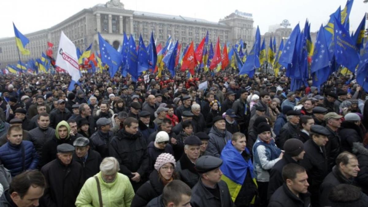 UPDATE. INCIDENTE VIOLENTE la protestul de amploare din Kiev