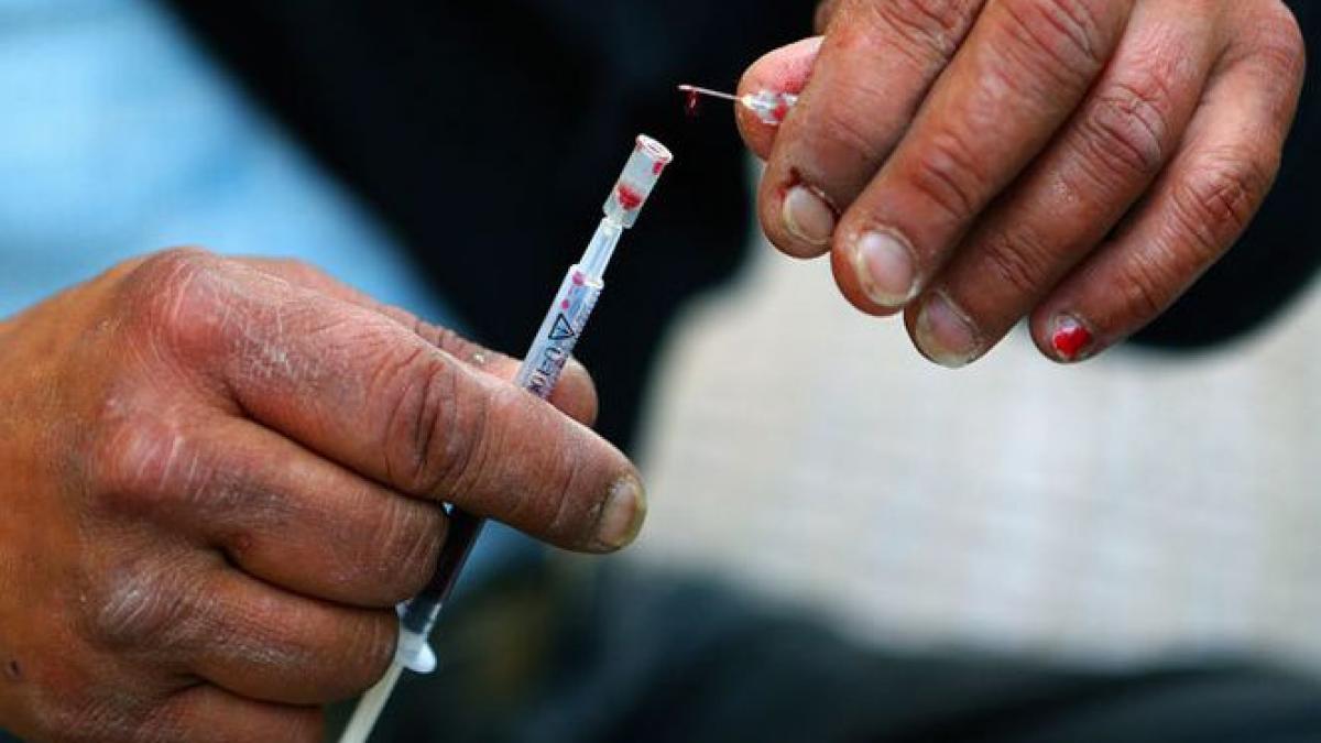 Măsuri disperate. Grecii se INJECTEAZĂ cu HIV pentru a primi 700 de euro/lună