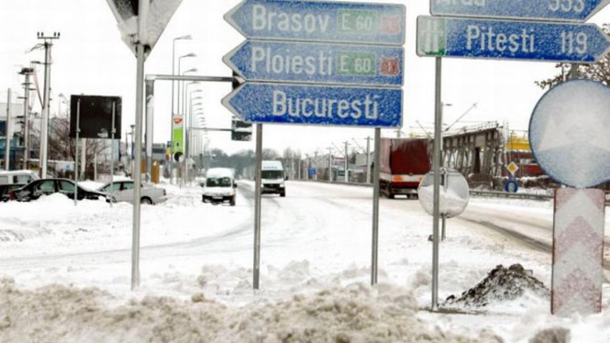 Trafic îngreunat din cauza ninsorii. Drumurile naţionale din cinci judeţe sunt afectate