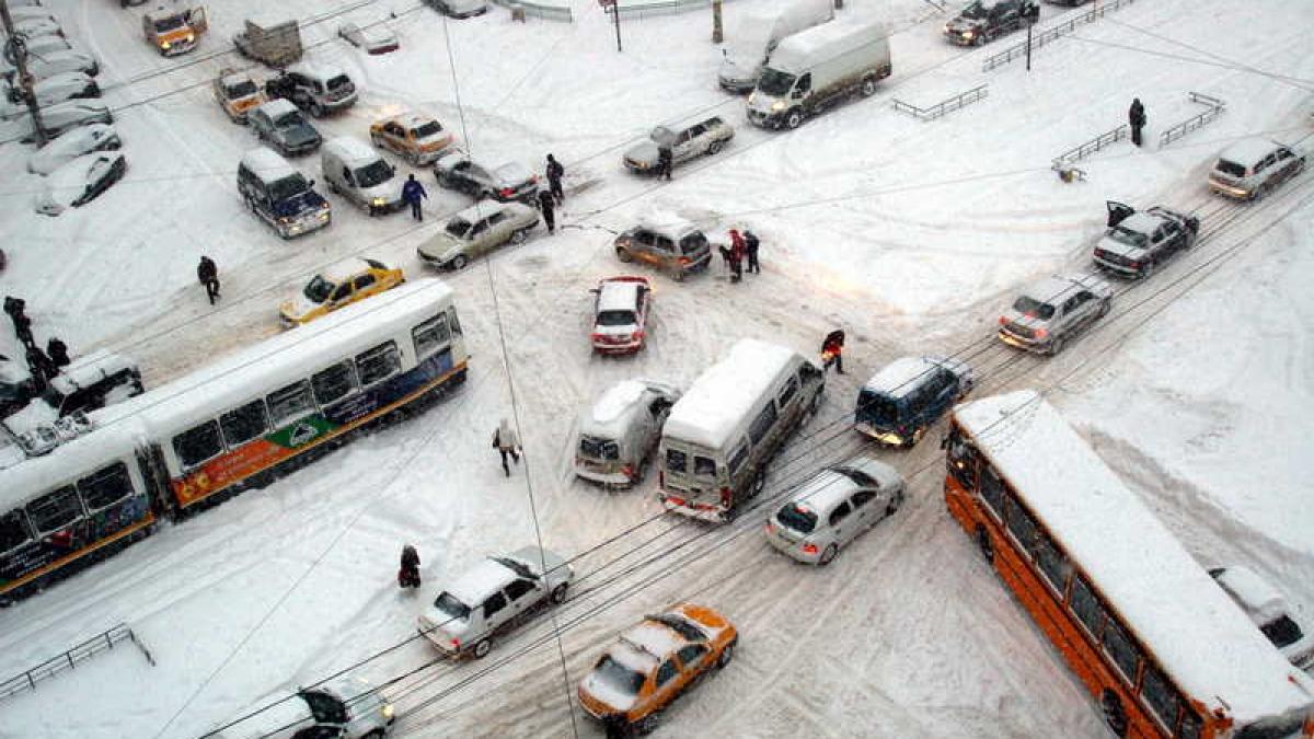 Avertizarea meteorologilor s-a adeverit. NINGE de mai bine de 12 ore în Capitală, iar codul galben expiră după ora 14:00