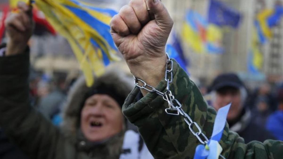 LANŢ UMAN &quot;spre Uniunea Europeană&quot;, la Kiev. Zeci de mii de protestatari au scandat: &quot;Ucraina este Europa&quot;