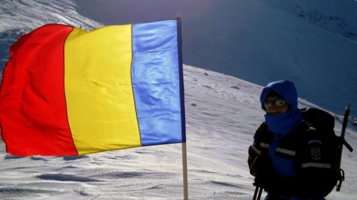 Jandarmii montani au arborat drapelul naţional pe Vârful Parângul Mare