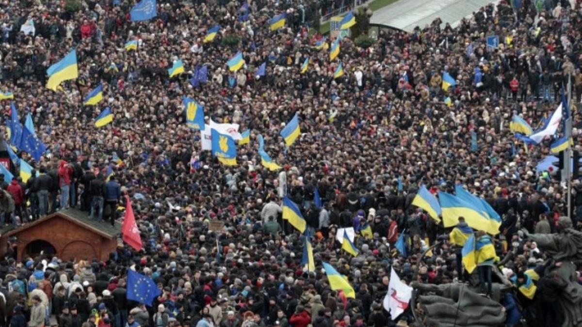 PROTESTE MASIVE la Kiev. AFP estimează 100.000 de manifestanţi. Peste 100 de poliţişti au fost răniţi