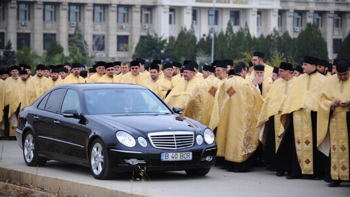 Patriarhia şi-a scos la închiriat limuzina şi microbuzele. Cât costă un pelerinaj cu maşina VIP