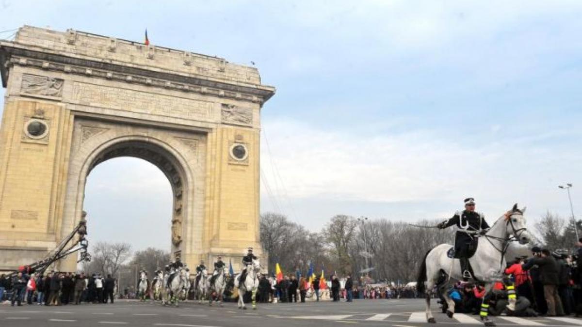 Peste 2.000 de militari români şi străini au defilat în Bucureşti de Ziua Naţională