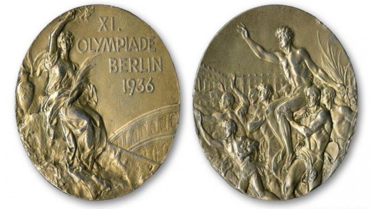 Una dintre medaliile cucerite de Jesse Owens la JO din 1936, scoasă la licitaţie