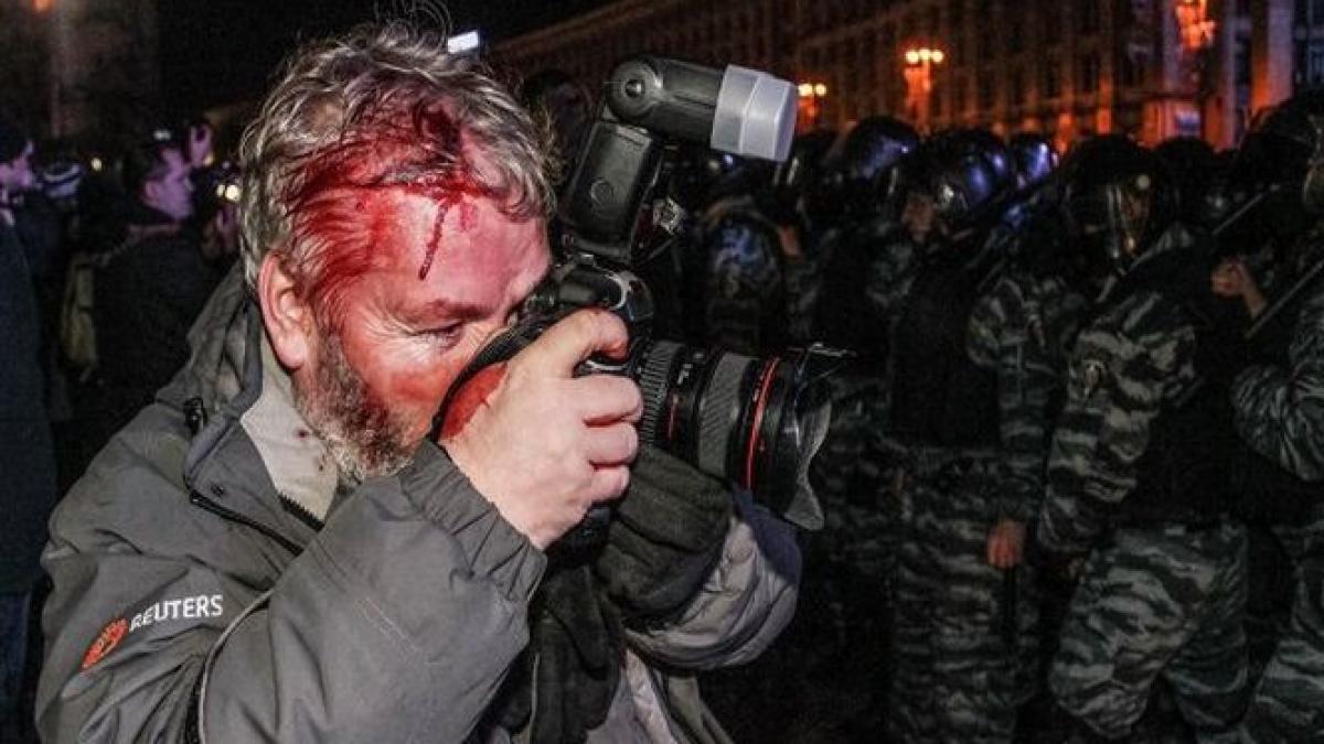 Zeci de jurnalişti au fost bătuţi în timpul protestelor din Kiev